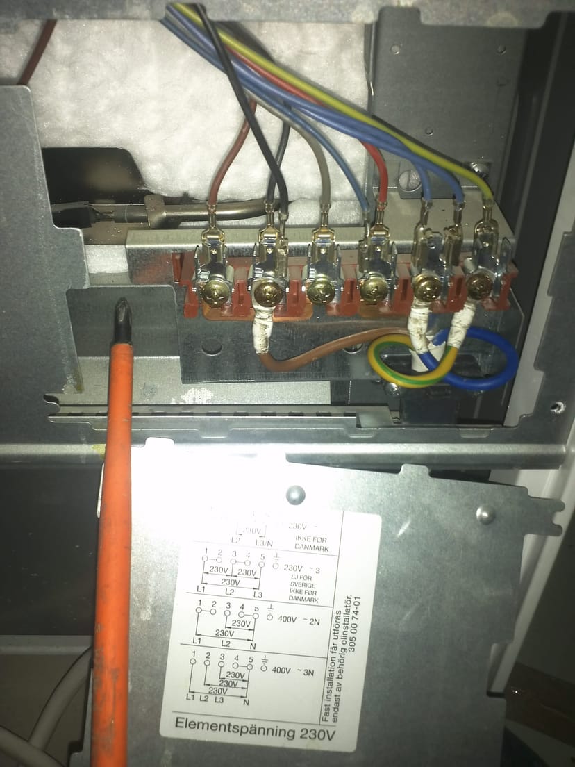 Anschlussklemmen und Zuleitung für einen Elektroherd — fachgerechte Verdrahtung am Klemmenblock